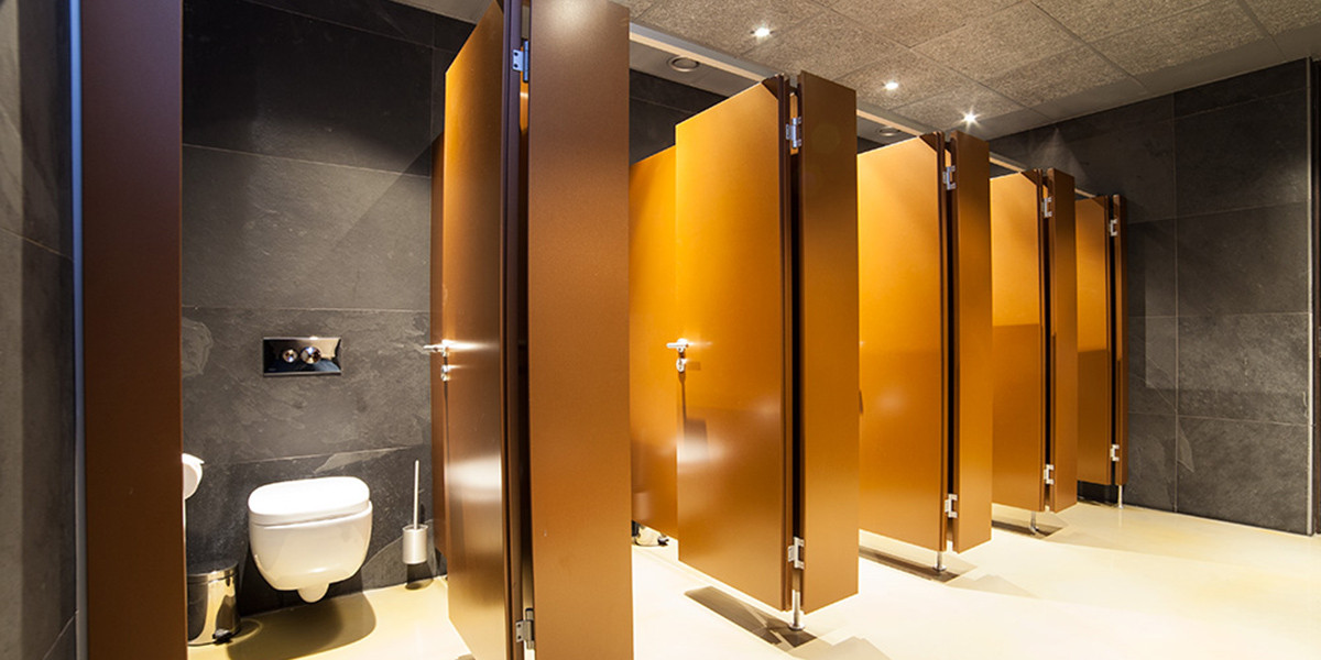Parete divisoria per bagni pubblici galleggiante
